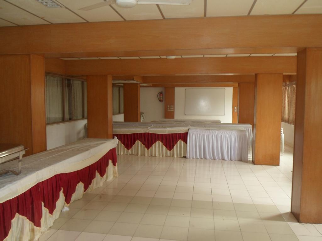 Hotel Rajdeep Inn 아흐메다바드 외부 사진