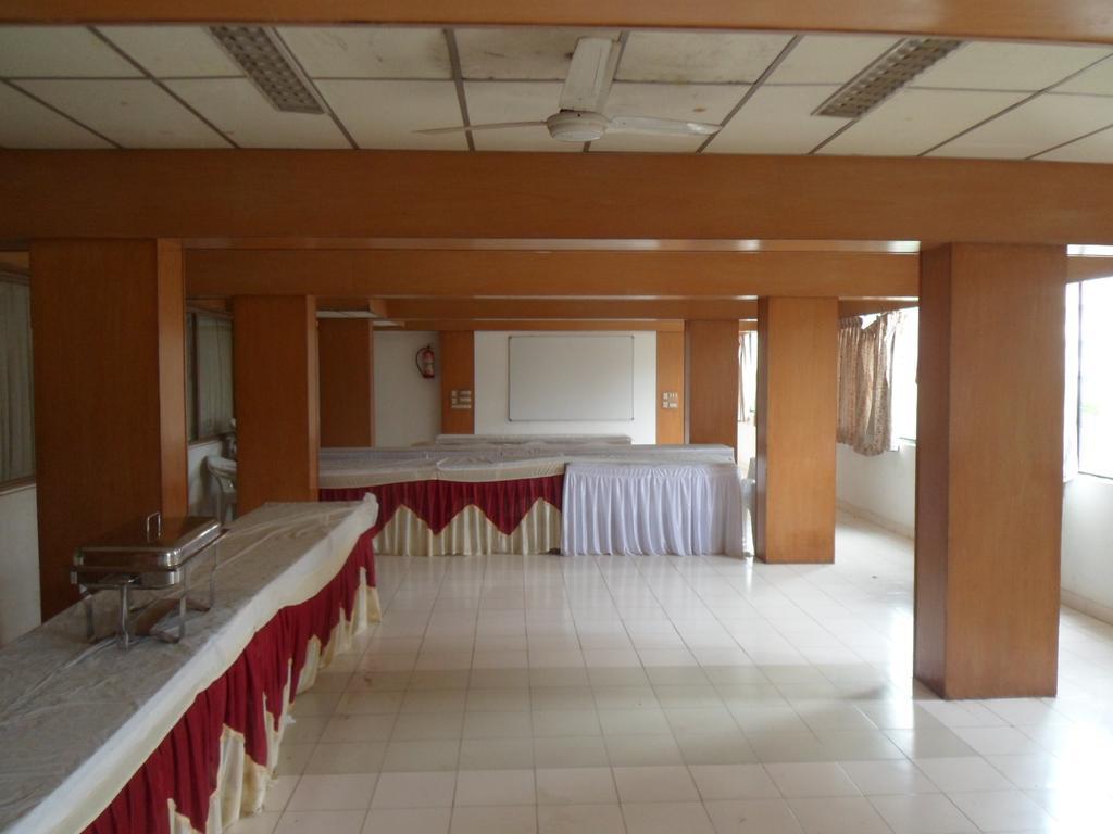 Hotel Rajdeep Inn 아흐메다바드 외부 사진