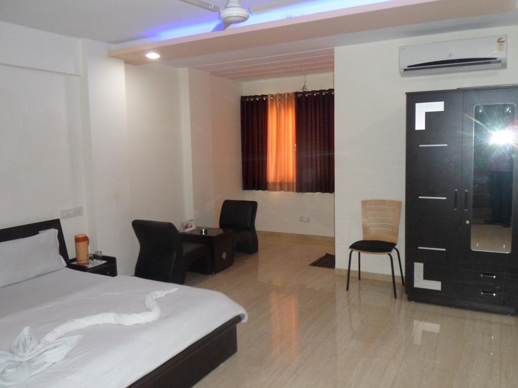 Hotel Rajdeep Inn 아흐메다바드 외부 사진