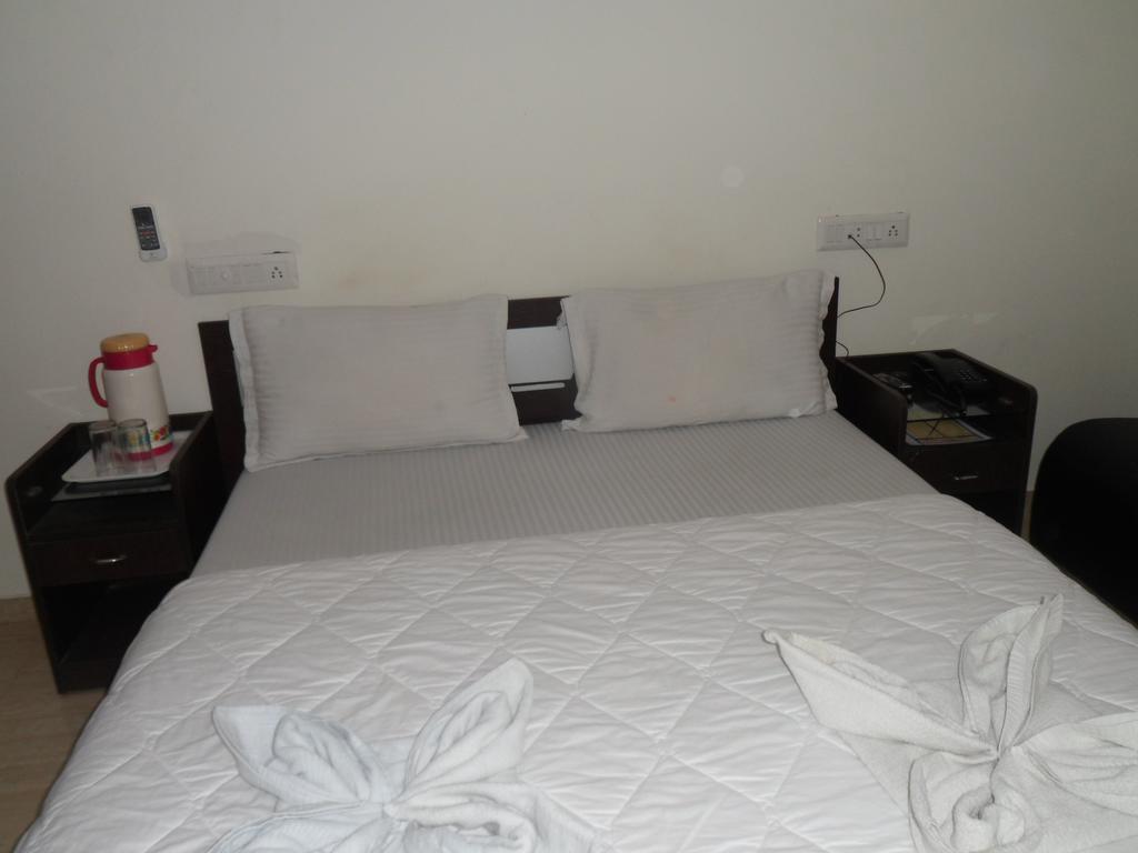 Hotel Rajdeep Inn 아흐메다바드 외부 사진